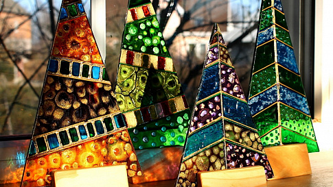 Декоративные елочки в технике витражной росписи от Лады Леденевой